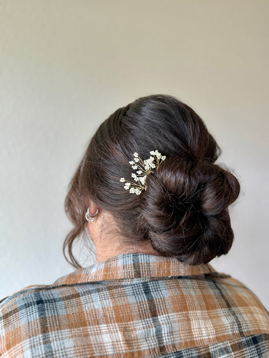 White daisy pins